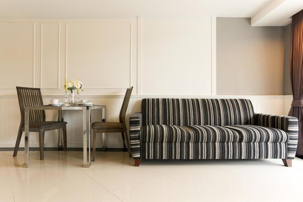 The Capital Resort @ Sukhumvit 50 Bangkok Dış mekan fotoğraf A WAINWRIGHT sofa