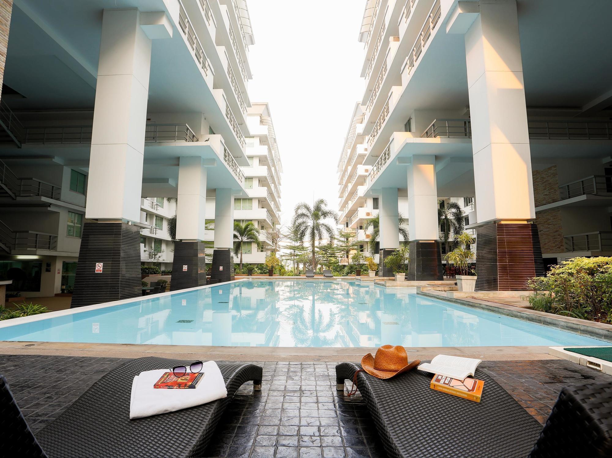 The Capital Resort @ Sukhumvit 50 Bangkok Dış mekan fotoğraf The swimming pool at the complex