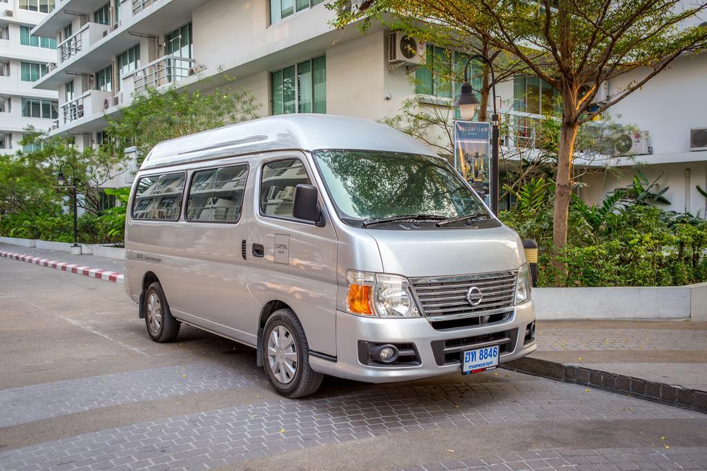 The Capital Resort @ Sukhumvit 50 Bangkok Dış mekan fotoğraf 2015 Nissan Urvan