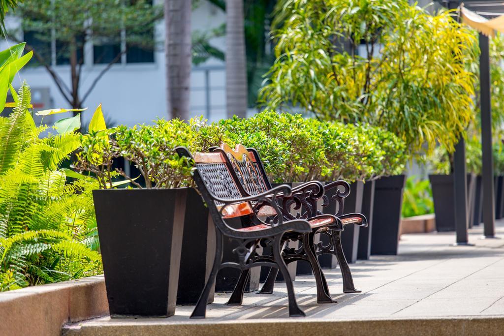 The Capital Resort @ Sukhumvit 50 Bangkok Dış mekan fotoğraf Seating at the park