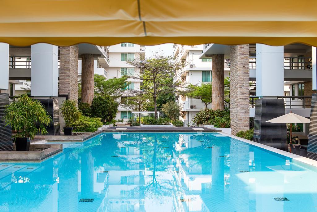 The Capital Resort @ Sukhumvit 50 Bangkok Dış mekan fotoğraf The swimming pool at the hotel