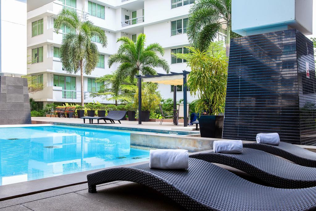 The Capital Resort @ Sukhumvit 50 Bangkok Dış mekan fotoğraf The swimming pool at the hotel