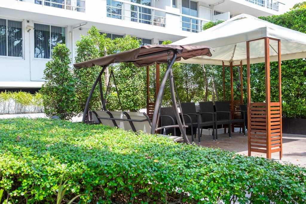 The Capital Resort @ Sukhumvit 50 Bangkok Dış mekan fotoğraf A pergola with a swing