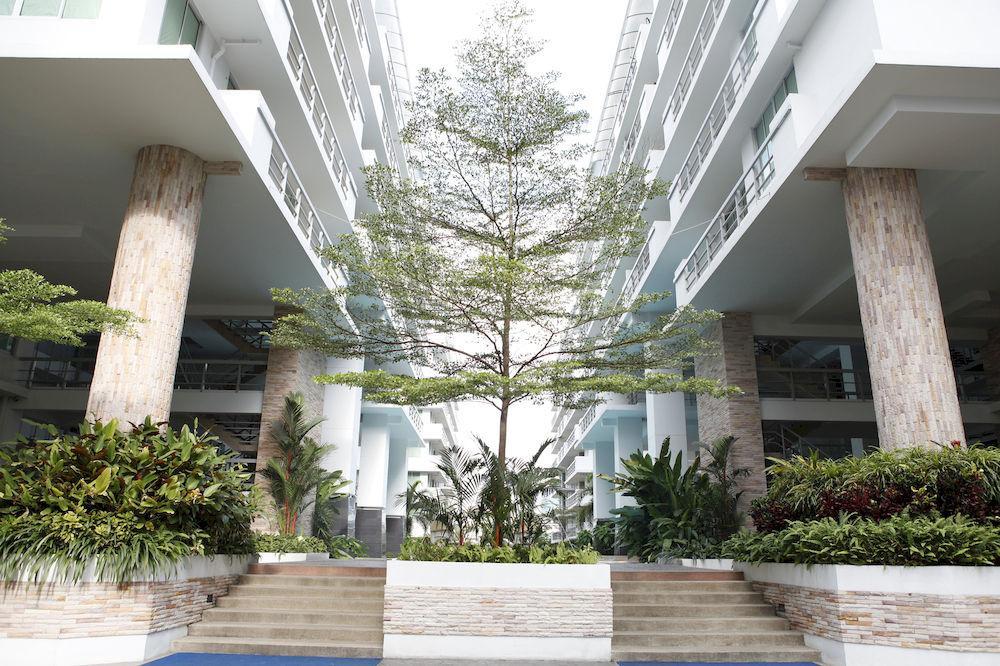 The Capital Resort @ Sukhumvit 50 Bangkok Dış mekan fotoğraf The courtyard of the school
