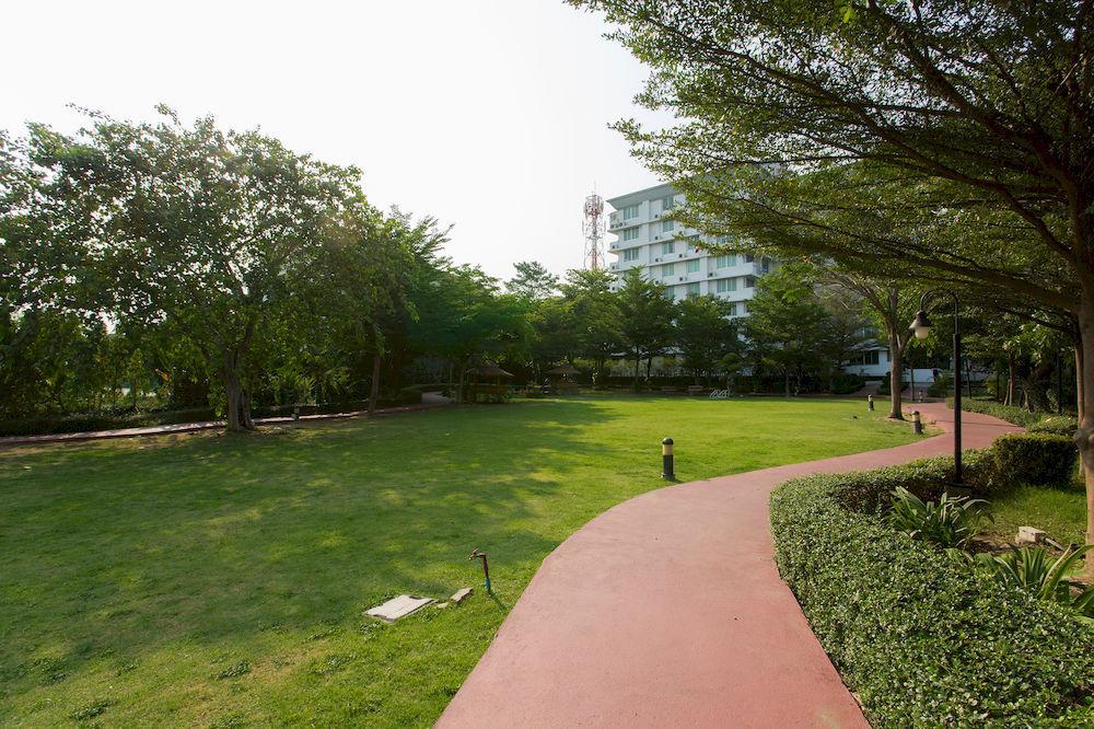 The Capital Resort @ Sukhumvit 50 Bangkok Dış mekan fotoğraf The park