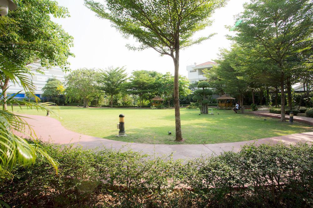 The Capital Resort @ Sukhumvit 50 Bangkok Dış mekan fotoğraf The lawn