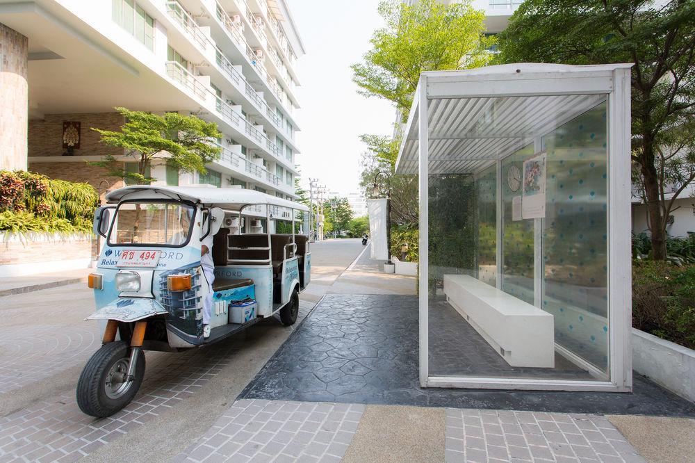The Capital Resort @ Sukhumvit 50 Bangkok Dış mekan fotoğraf Tuk-tuk at the bus stop