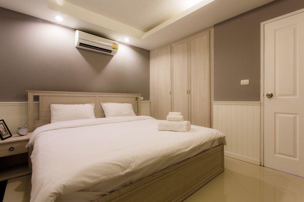 The Capital Resort @ Sukhumvit 50 Bangkok Dış mekan fotoğraf A bedroom with a split-type air conditioner