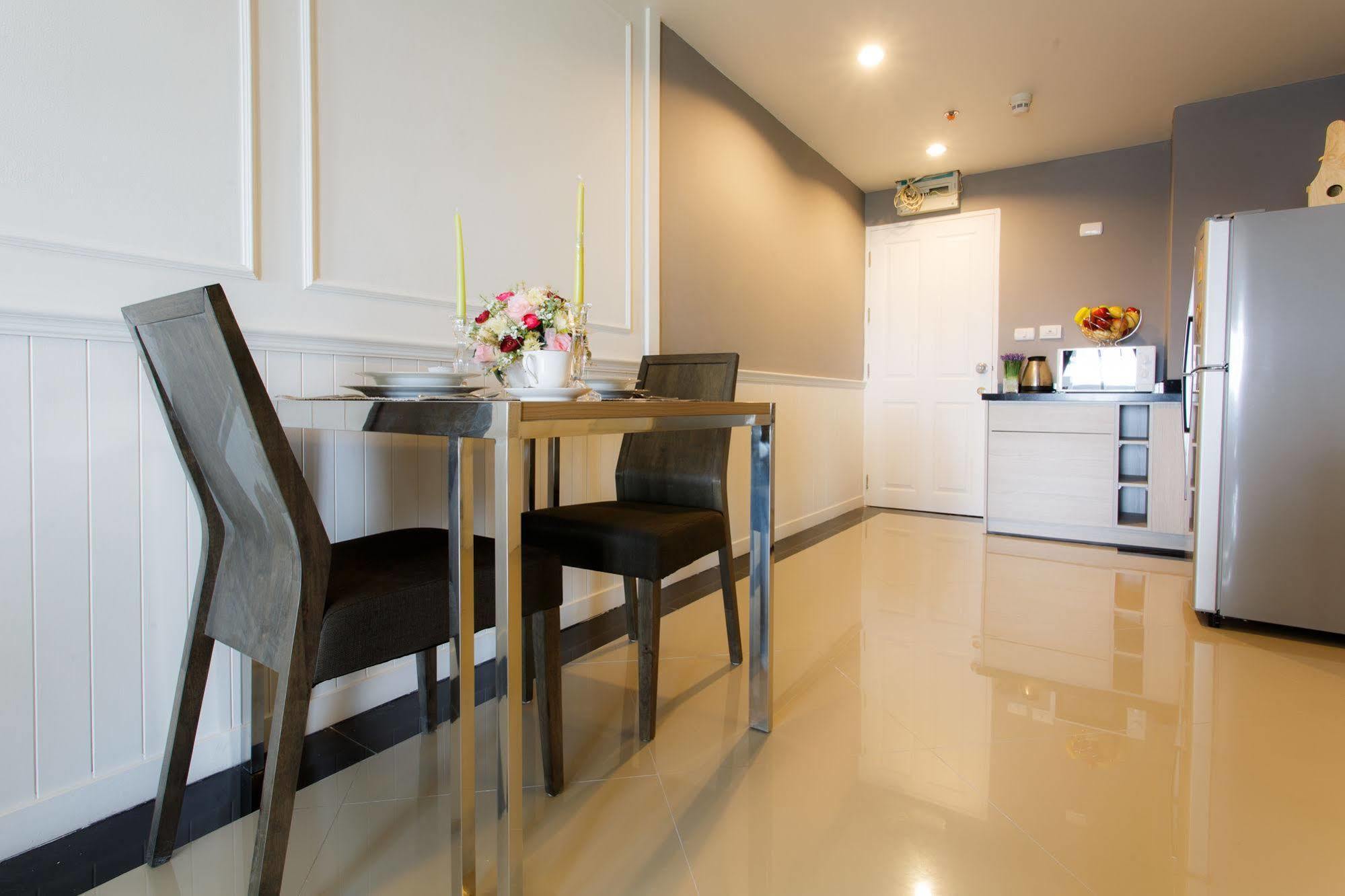 The Capital Resort @ Sukhumvit 50 Bangkok Dış mekan fotoğraf A modern kitchen