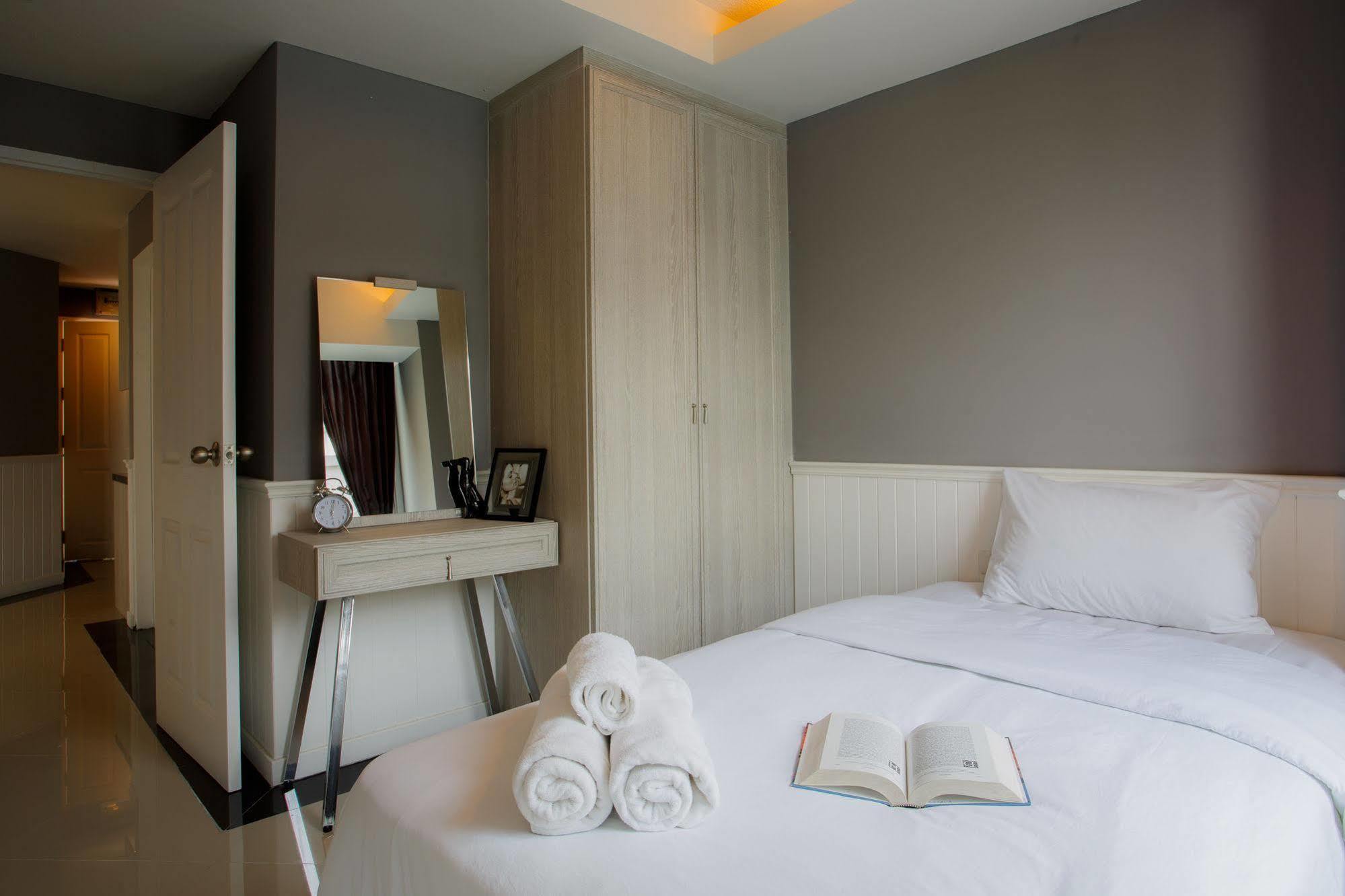 The Capital Resort @ Sukhumvit 50 Bangkok Dış mekan fotoğraf A bedroom in a serviced apartment in Bangkok, Thailand