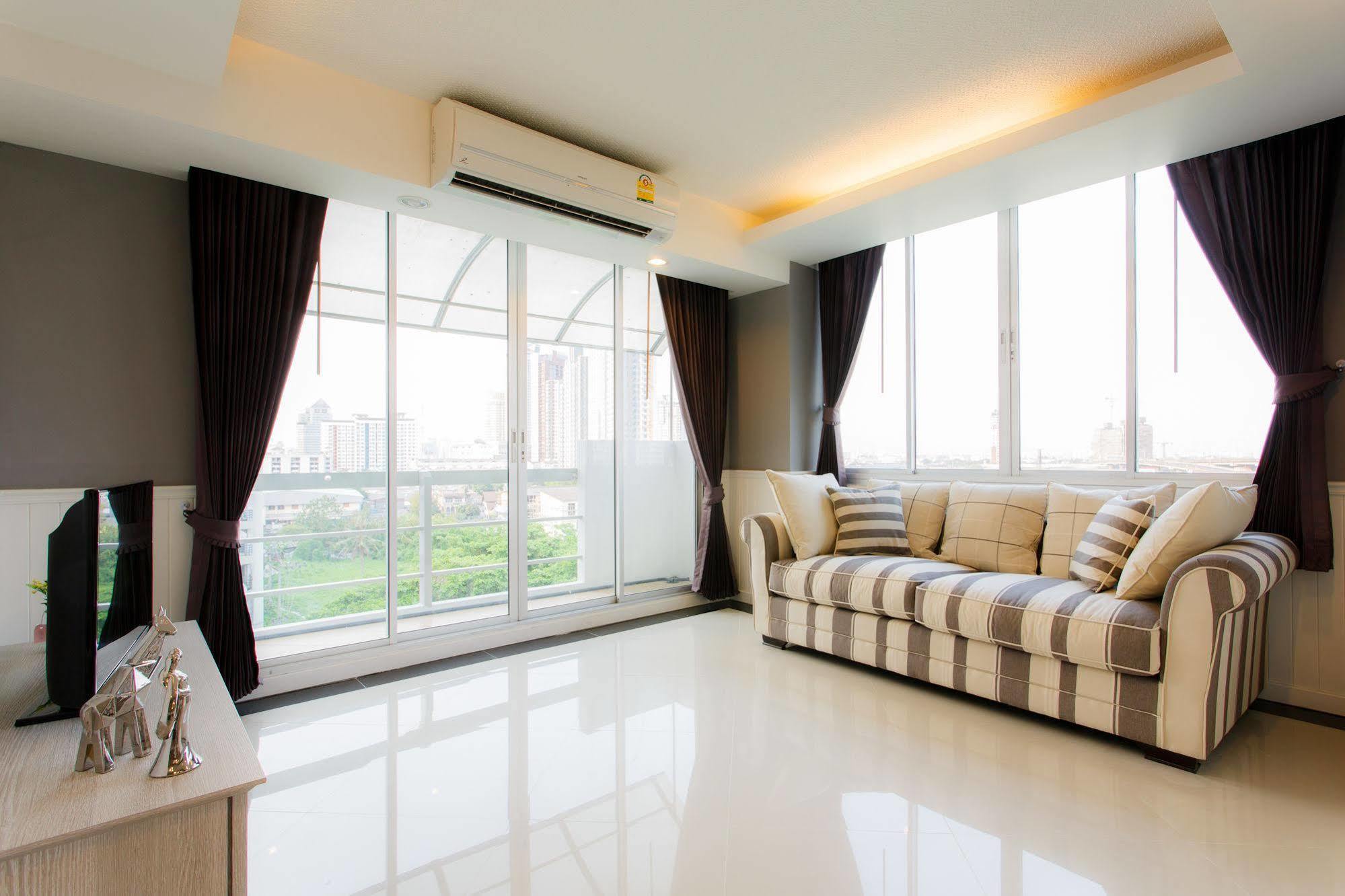 The Capital Resort @ Sukhumvit 50 Bangkok Dış mekan fotoğraf A living room with a sofa