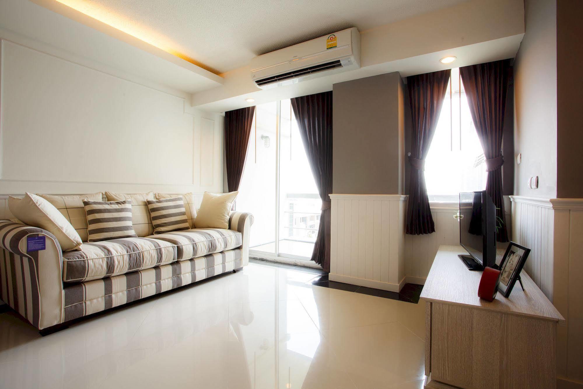 The Capital Resort @ Sukhumvit 50 Bangkok Dış mekan fotoğraf A living room in a condominium