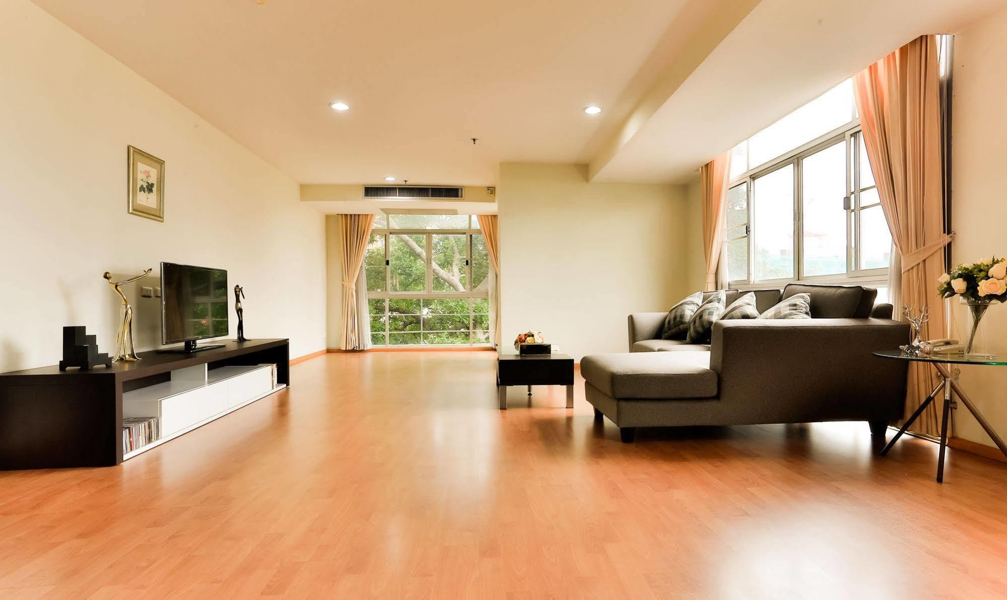 The Capital Resort @ Sukhumvit 50 Bangkok Dış mekan fotoğraf A living room with a laminate wood floor