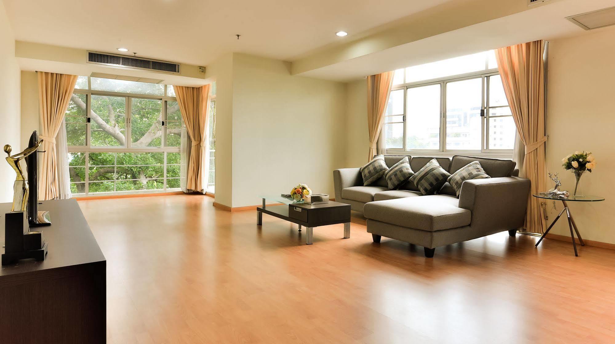 The Capital Resort @ Sukhumvit 50 Bangkok Dış mekan fotoğraf A living room with a laminate wood floor