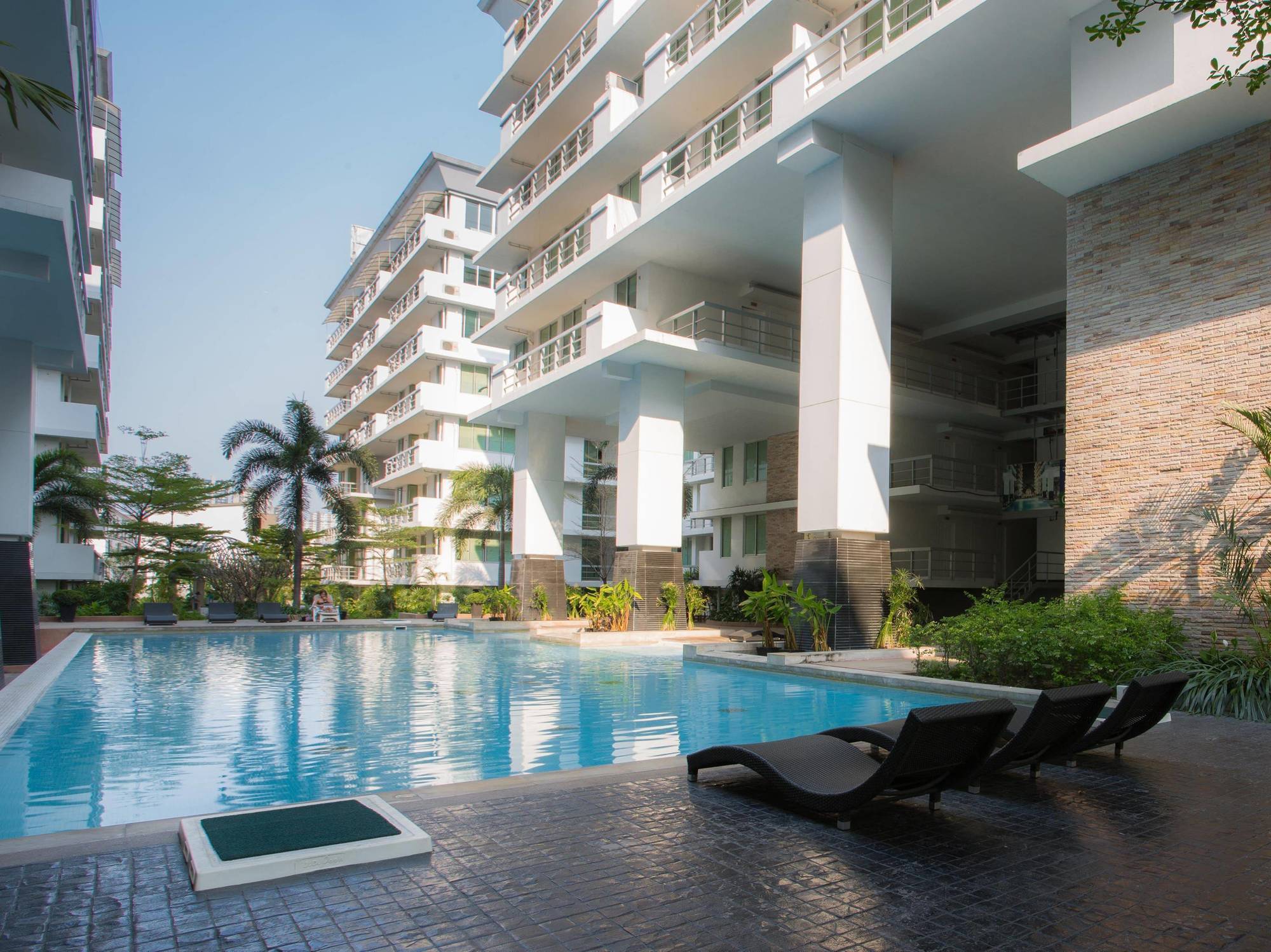 The Capital Resort @ Sukhumvit 50 Bangkok Dış mekan fotoğraf The swimming pool at the complex