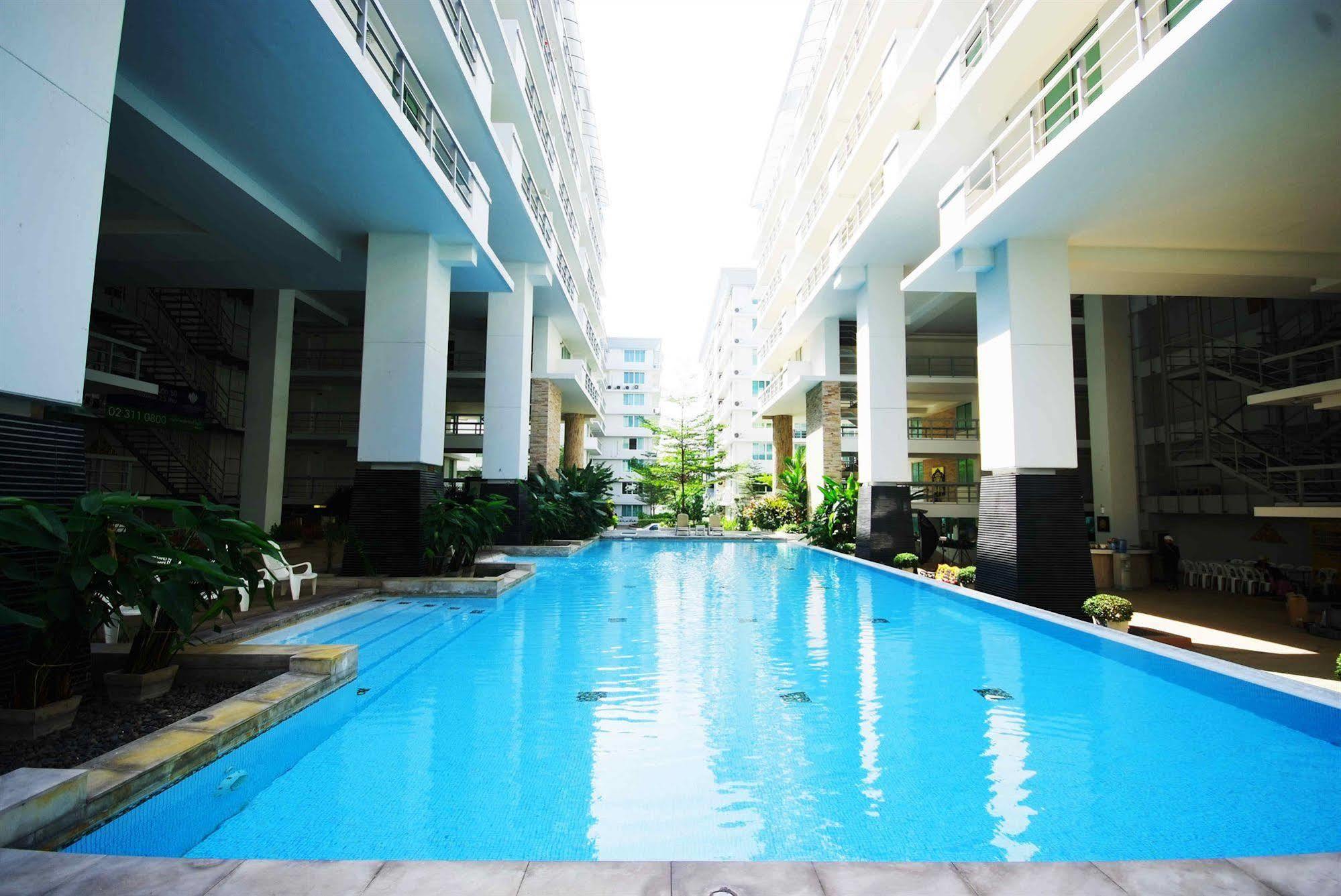 The Capital Resort @ Sukhumvit 50 Bangkok Dış mekan fotoğraf The swimming pool at the 10th floor of the building