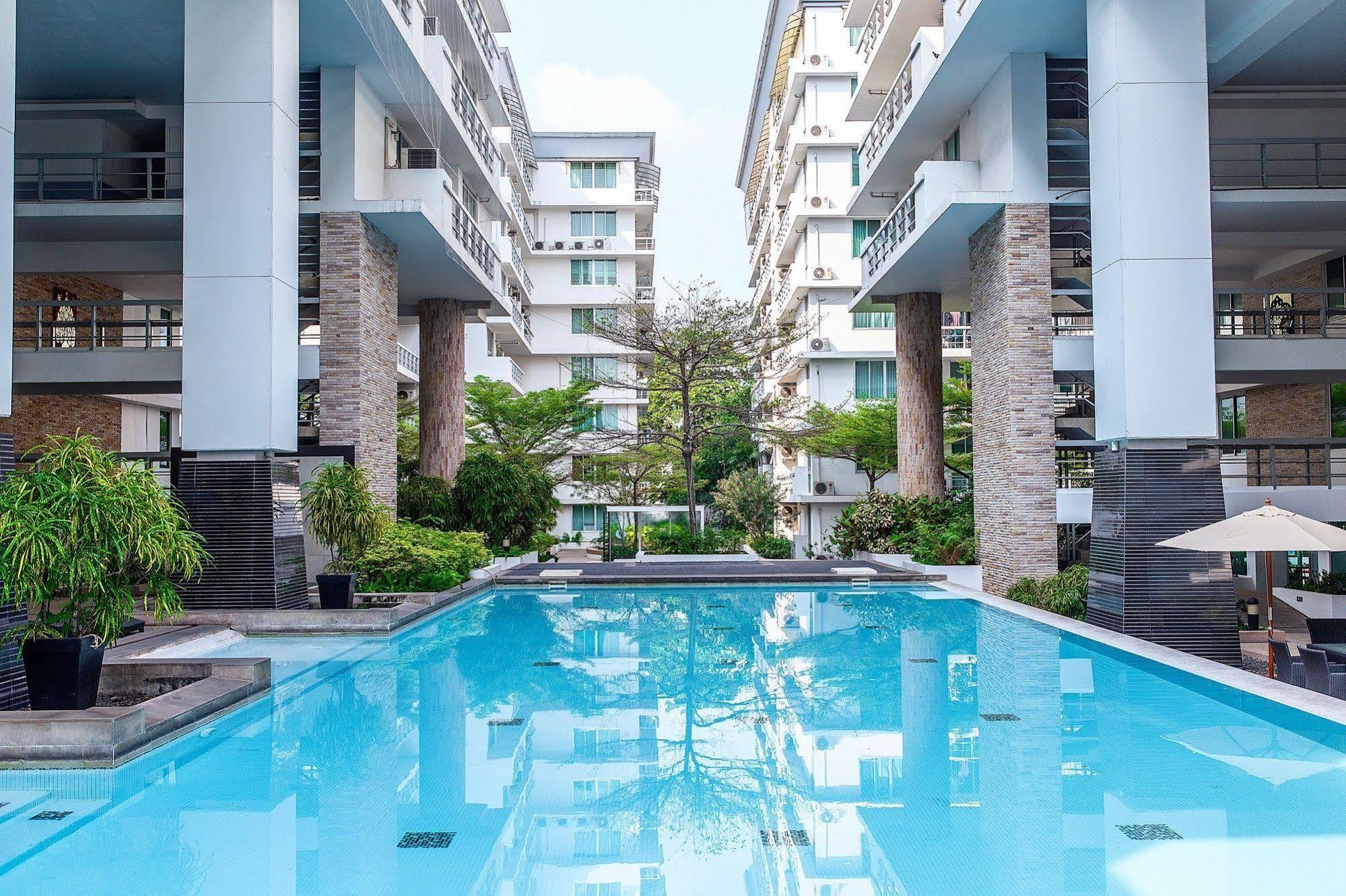 The Capital Resort @ Sukhumvit 50 Bangkok Dış mekan fotoğraf The swimming pool at the hotel