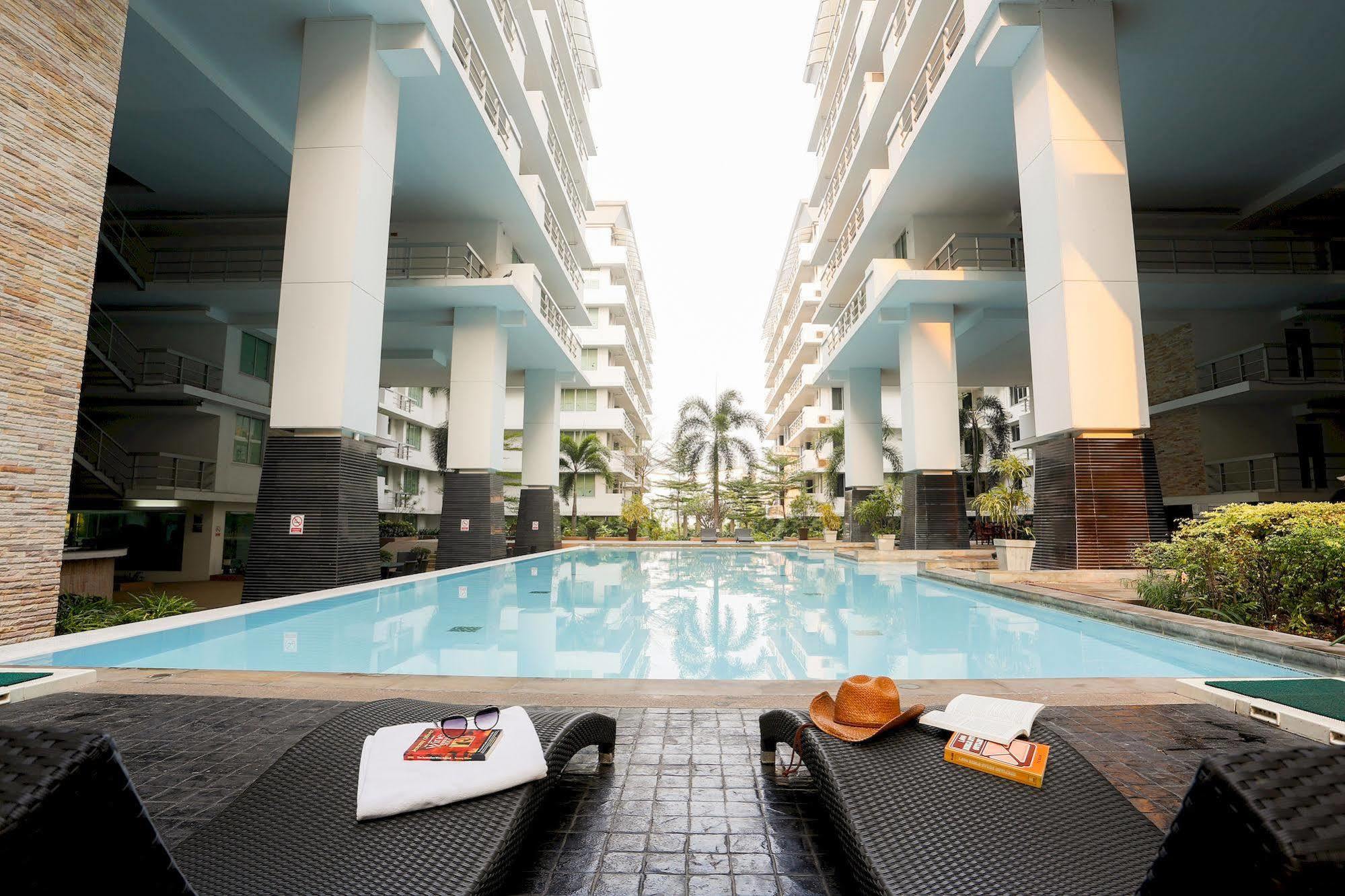 The Capital Resort @ Sukhumvit 50 Bangkok Dış mekan fotoğraf The swimming pool at the complex
